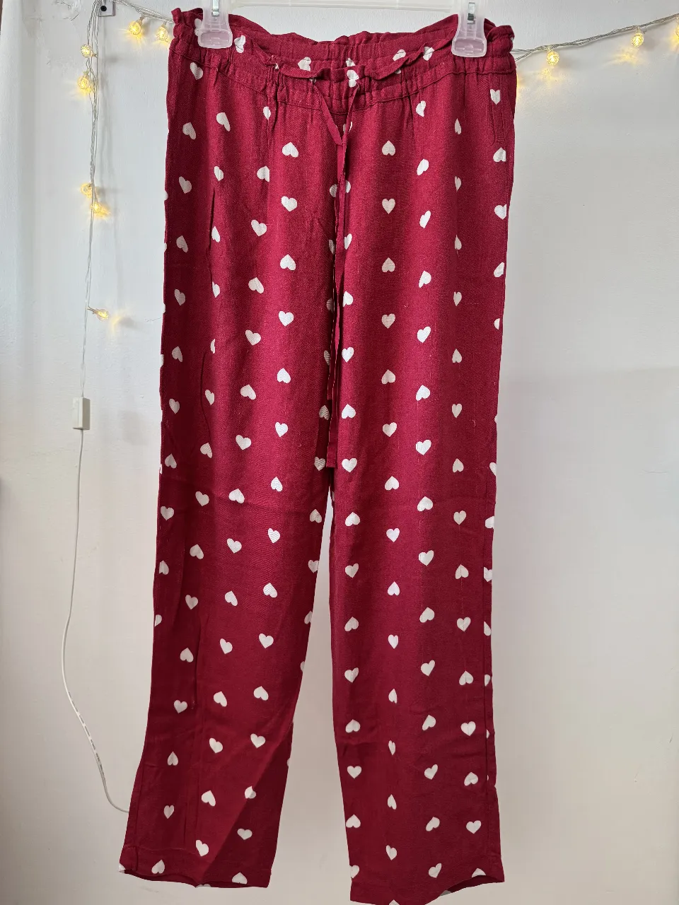 Pantalón suelto de mujer, color rojo con estampado de corazones blancos. Ideal para un look casual y cómodo.