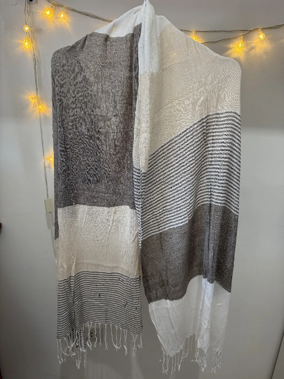 Bufanda de tela suave y liviana, con diseño a rayas y bloques de color. Ideal para complementar cualquier look casual o boho. Perfecta para usar en primavera o verano.