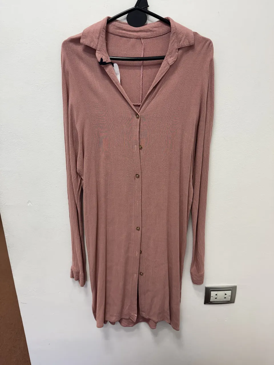 Camisa larga de mujer en color rosa, con botones y cuello. Ideal para un look casual y cómodo.