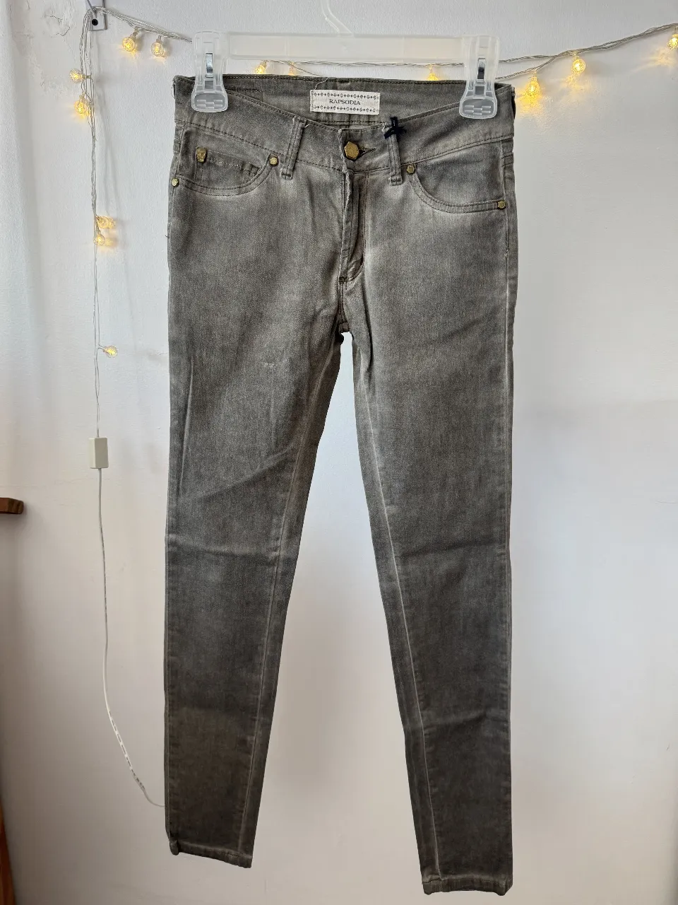 Jeans rectos grises de mujer, tiro medio, con detalles de costura y bolsillos clásicos. Marca Rapsodia.