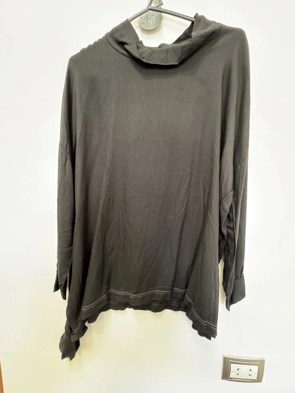 Remera de manga larga negra con cuello alto. Diseño versátil y cómodo, ideal para un look casual y moderno. Confeccionada en tela suave y adaptable.