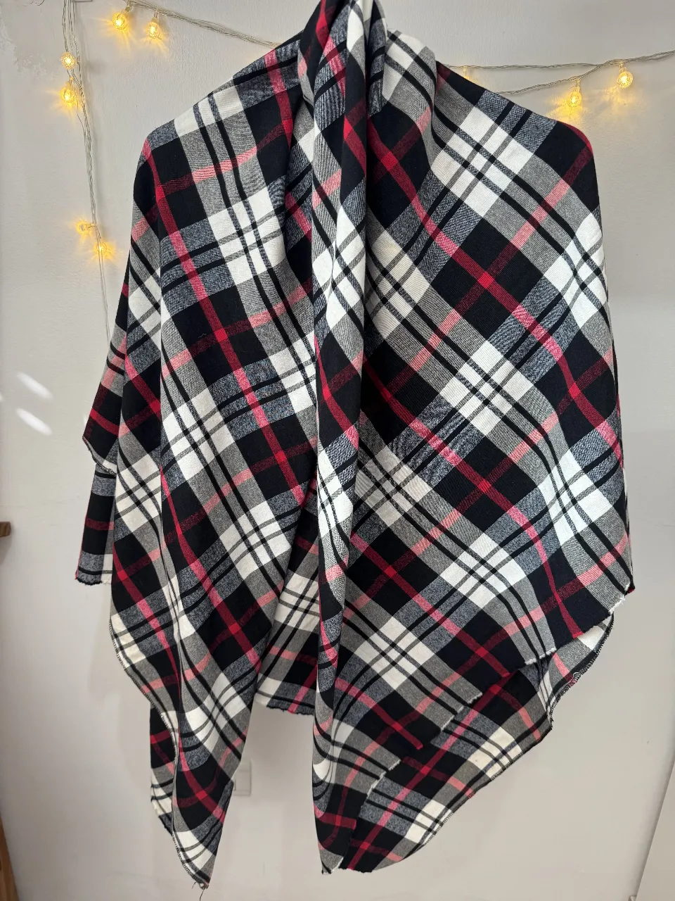 Bufanda a cuadros en blanco, negro y rojo. Ideal para el invierno, abrigada y con estilo.