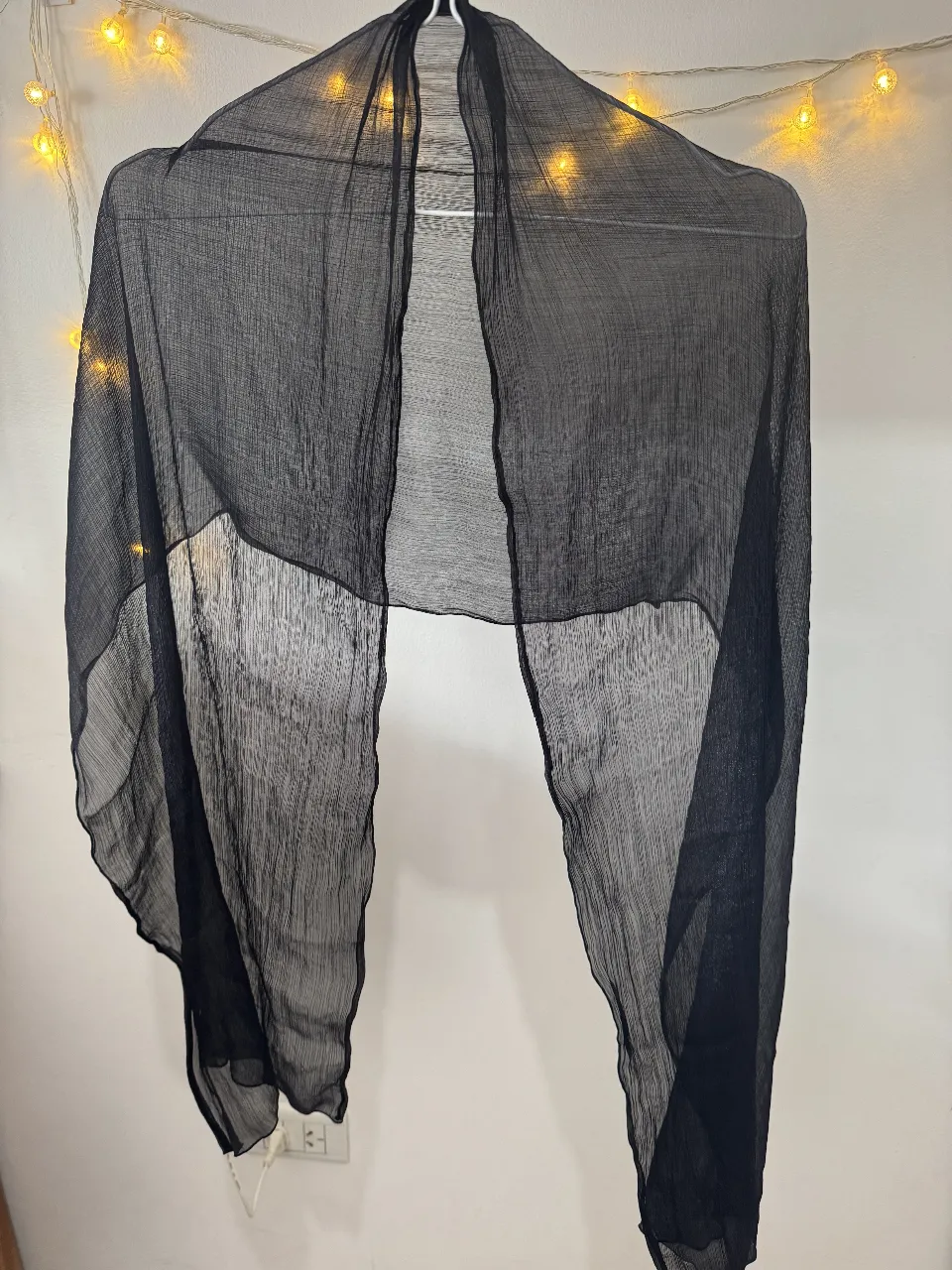 Pañuelo negro de gasa, ideal para complementar cualquier look. Ligero y versátil, perfecto para usar en cualquier ocasión.