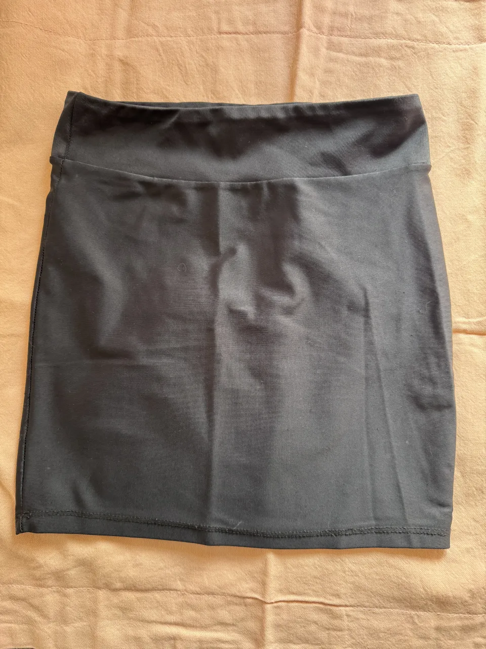 Pollera negra corta, con cintura elastizada.