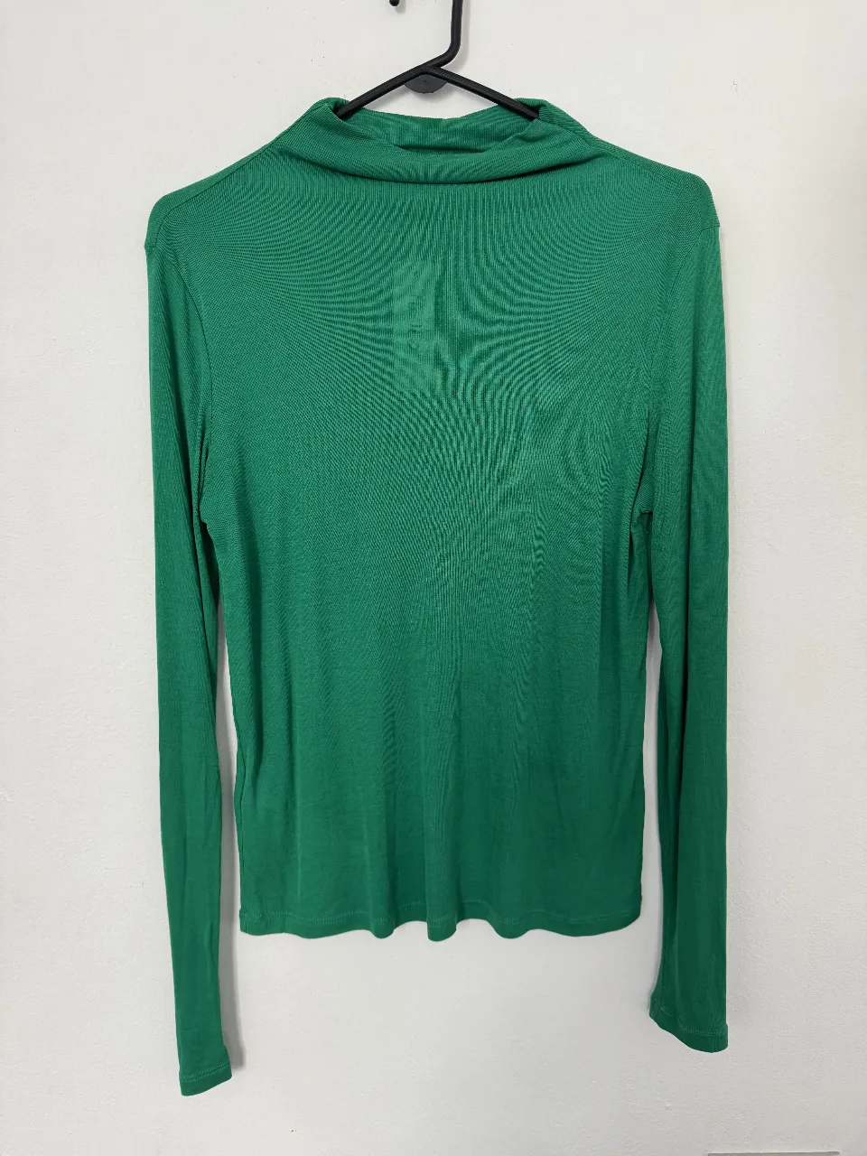 Remera manga larga de mujer, color verde, con cuello alto. Marca MNG. Ideal para un look casual y moderno.
