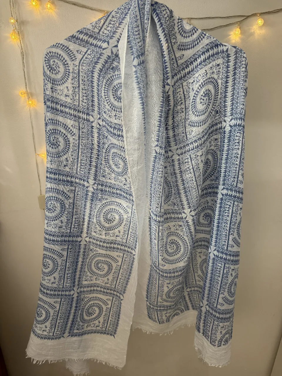 Pañuelo de tela liviana con estampado en azul y blanco. Diseño con patrones geométricos y espirales. Ideal para complementar cualquier look.