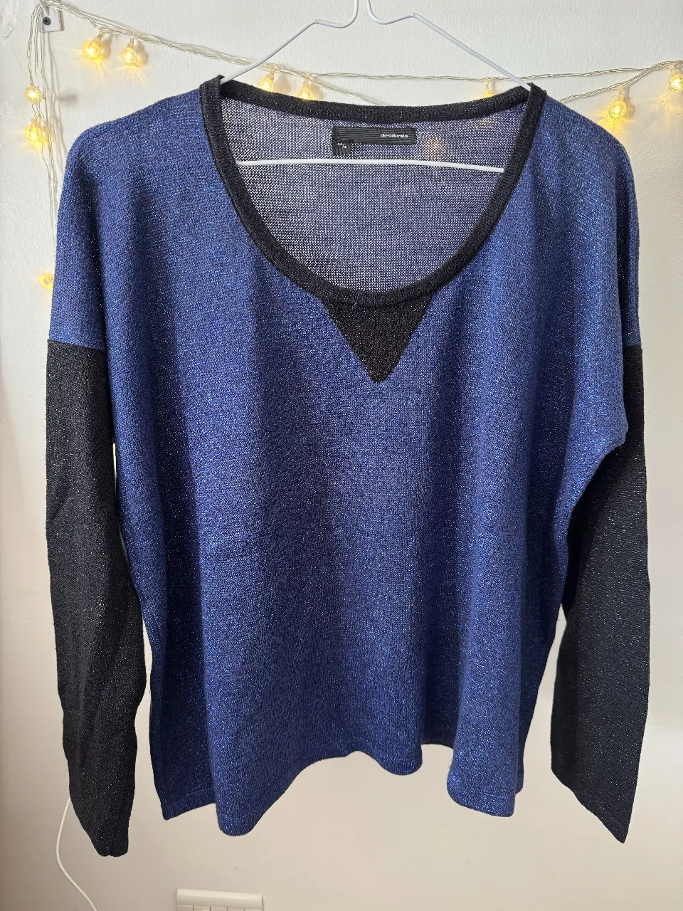 Sweater de mujer azul con mangas y detalles en negro y lurex. Cuello redondo y mangas largas. Ideal para un look casual y cómodo.