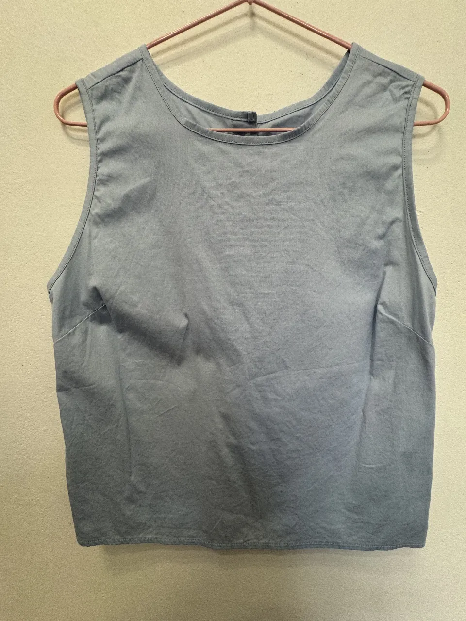 Top sin mangas de color celeste, con botones en la espalda. Ideal para un look casual y fresco.