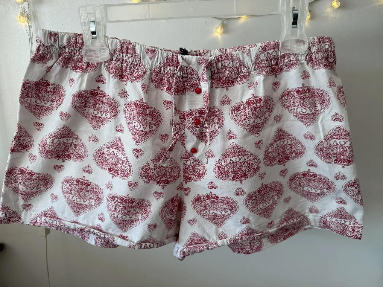 Short de mujer con estampado de corazones rojos sobre fondo blanco. Ideal para un look casual y cómodo.