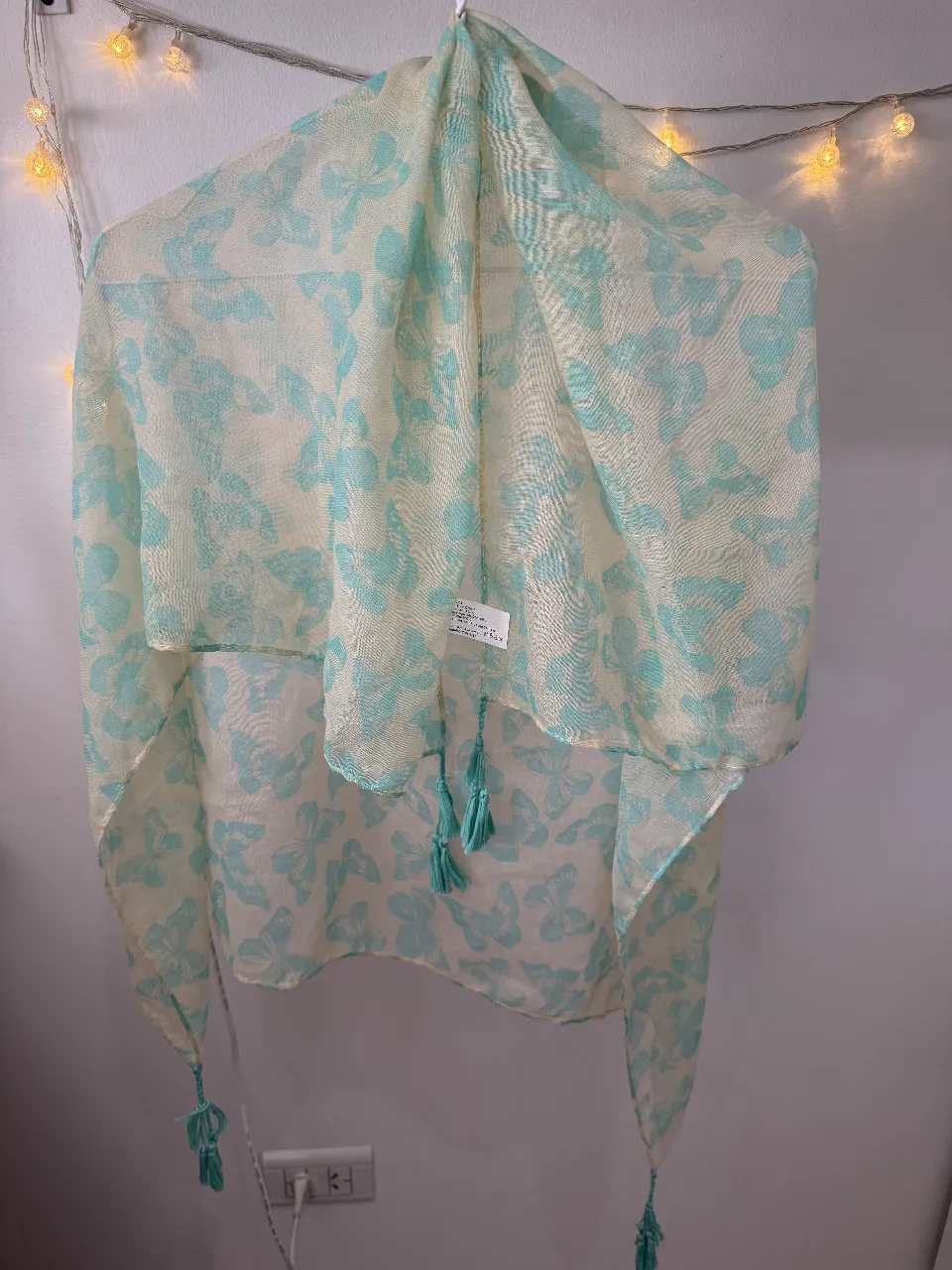 Pañuelo de seda con estampado de mariposas en tonos verde agua y amarillo bebe. Ideal para complementar cualquier look, ligero y elegante.