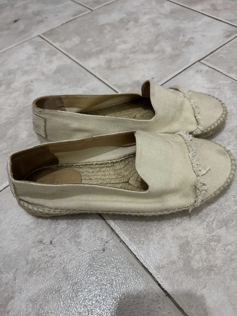 Alpargatas de lona color crudo, ideales para un look casual y fresco. Perfectas para el verano, estas alpargatas combinan comodidad y estilo.