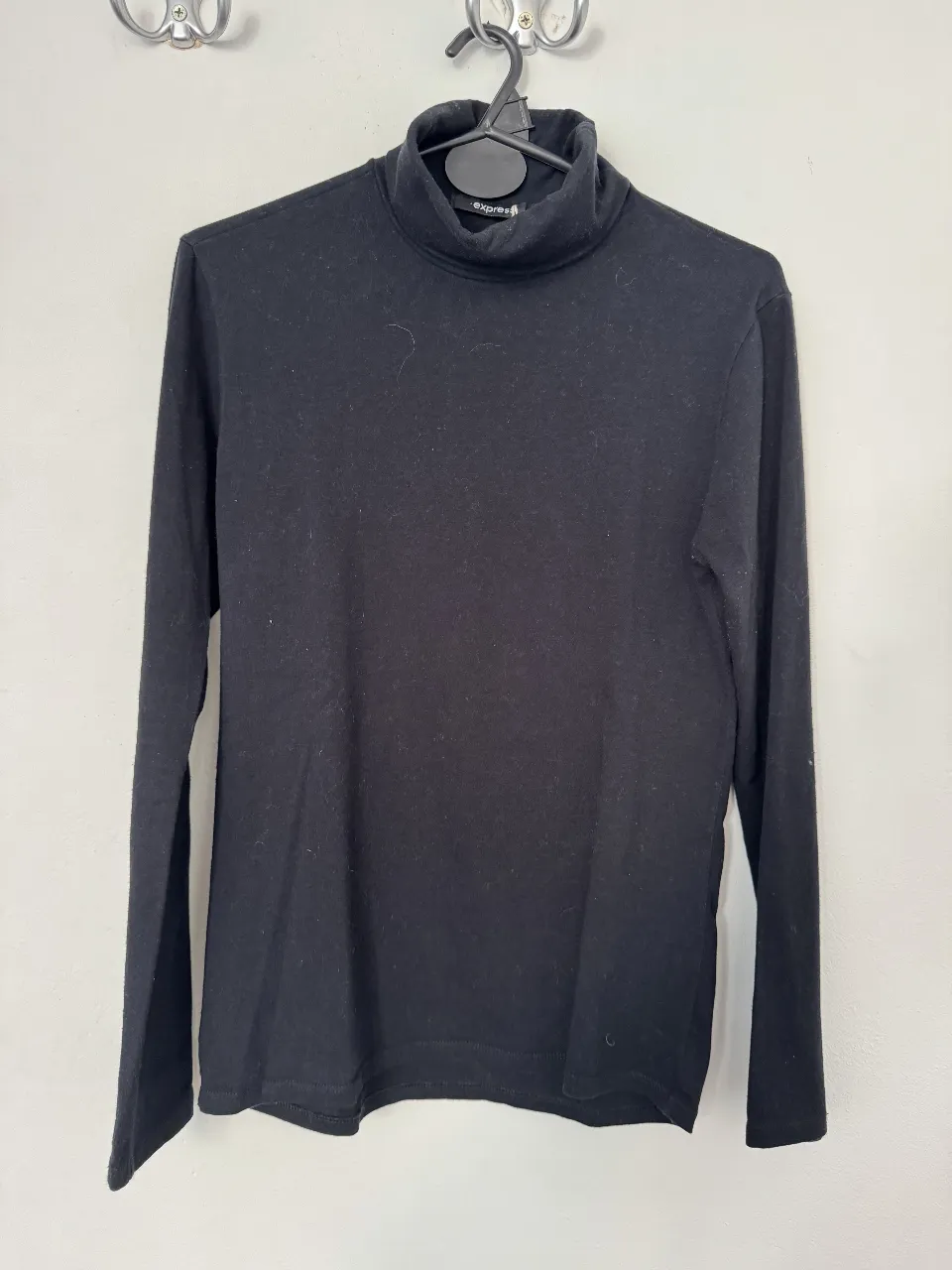 Remera de cuello alto Express, manga larga, color negro, talle 3/44. Ideal para un look casual y versátil.