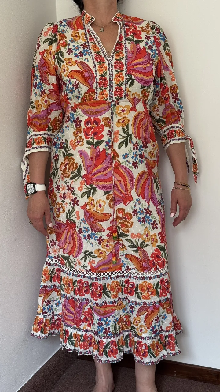 Vestido largo estampado floral con mangas 3/4 y detalles de volados. Ideal para un look boho chic en primavera o verano. Posee lazos en las mangas y un corte sutil en la cintura. Perfecto para eventos al aire libre o salidas casuales.