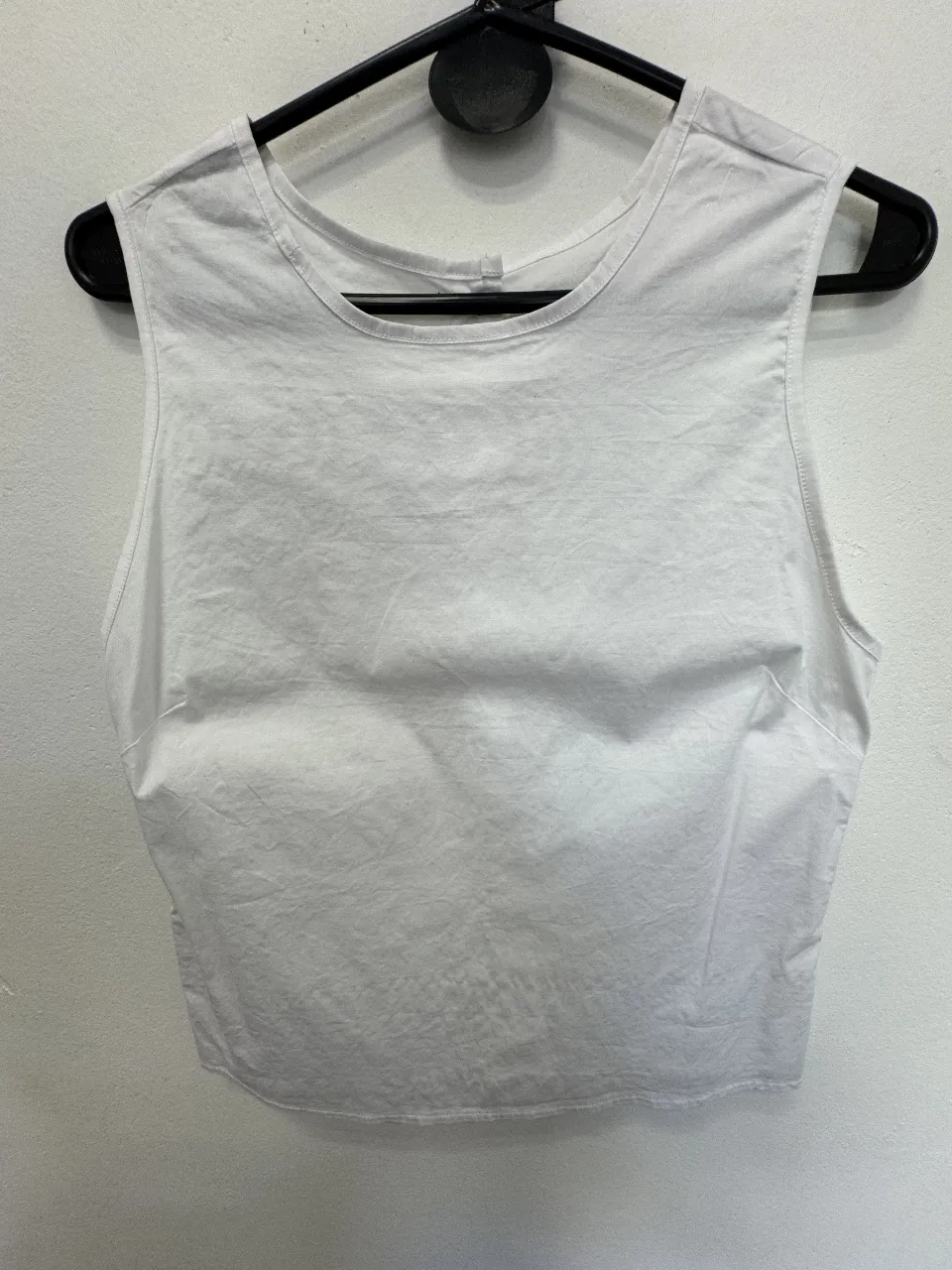 Top blanco sin mangas para mujer, ideal para un look casual y fresco. Confeccionado en tela liviana, perfecto para combinar con jeans o shorts. Un básico versátil para tu guardarropa.