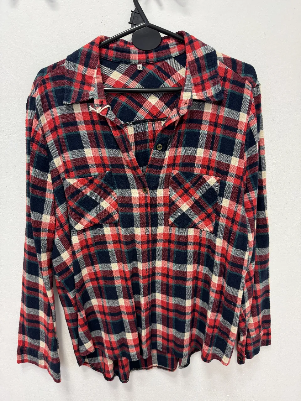 Camisa de leñador a cuadros en tonos rojos y azules, ideal para un look casual y abrigado. Confeccionada en tela suave y cómoda, perfecta para el invierno.