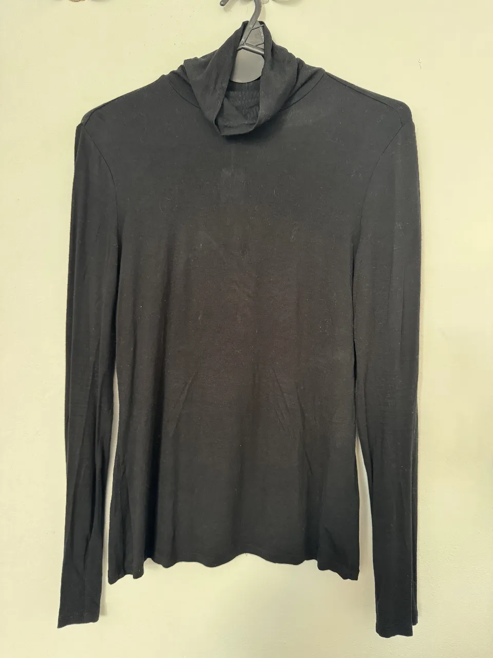 Remera de cuello alto negra de H&M, ideal para un look casual y versátil. Talle XS.