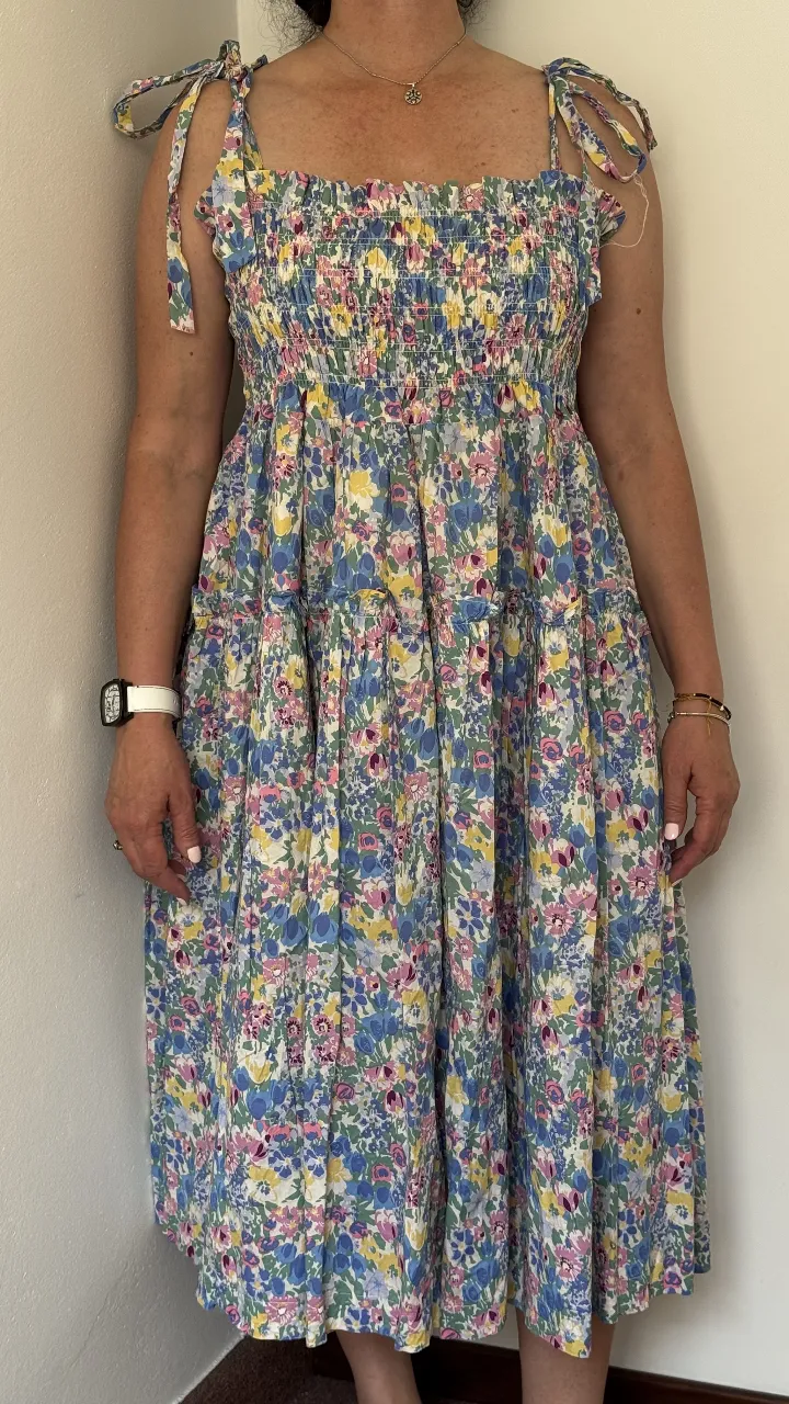 Vestido largo estampado floral con breteles regulables y fruncido en el busto. Ideal para un look fresco y femenino en días de sol.