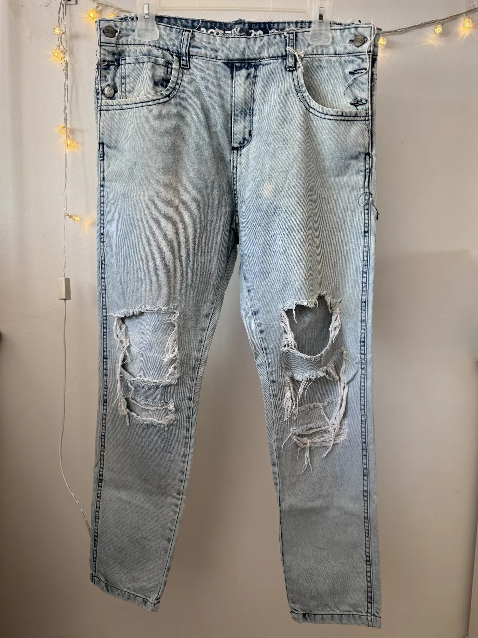 Jeans de mujer, tiro medio, con roturas en las rodillas. Corte recto, ideal para un look casual y moderno. Perfecto para combinar con remeras y zapatillas.