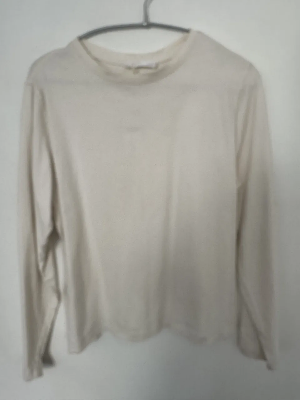 Remera manga larga de color crudo, ideal para un look casual y cómodo. Perfecta para combinar con jeans o pantalones de vestir.