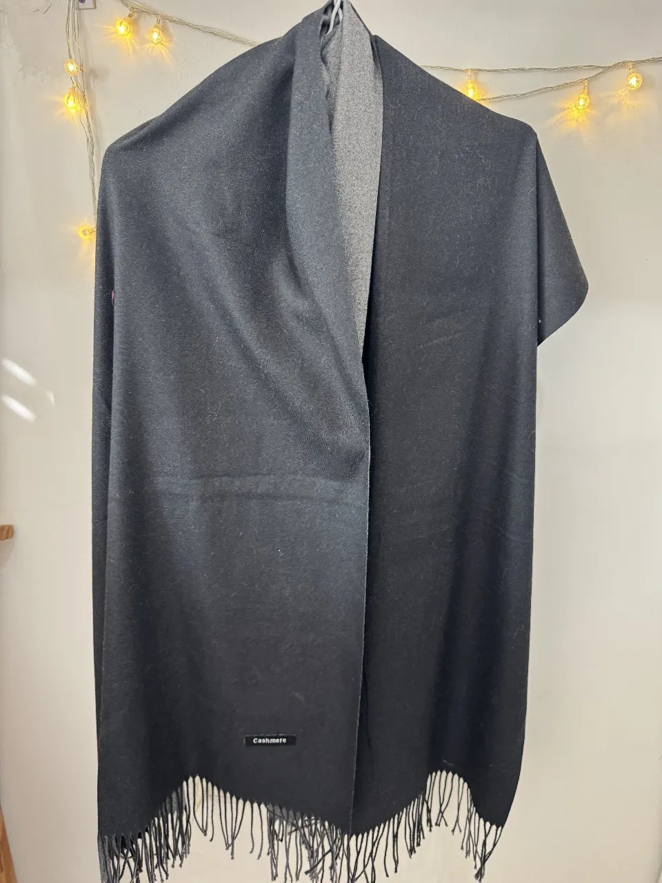 Bufanda de cashmere reversible, color negro y gris. Ideal para el invierno, suave y abrigada.