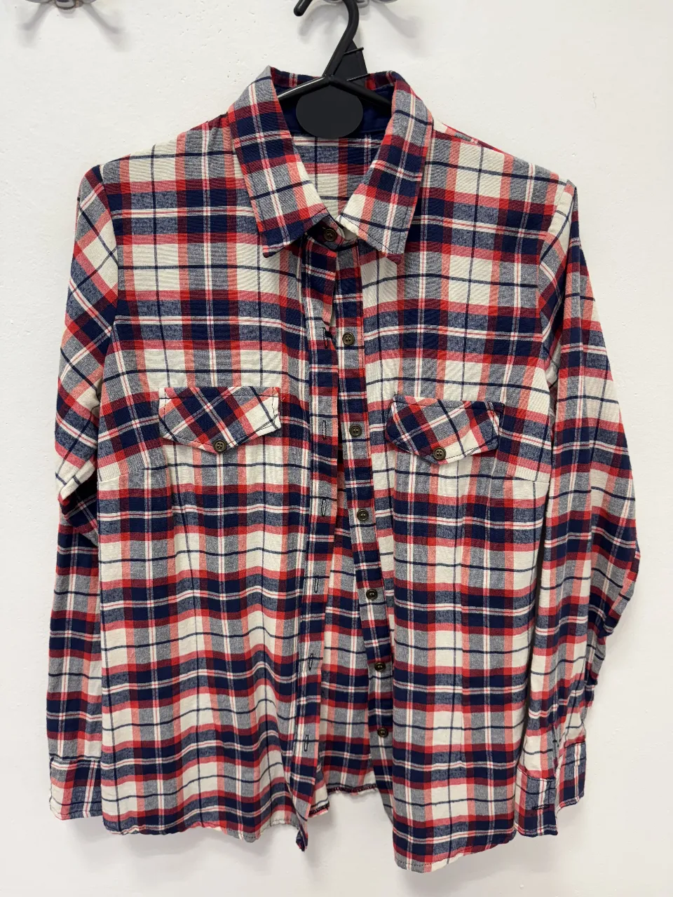 Camisa a cuadros de hombre, de manga larga, con dos bolsillos delanteros. Ideal para un look casual y cómodo.