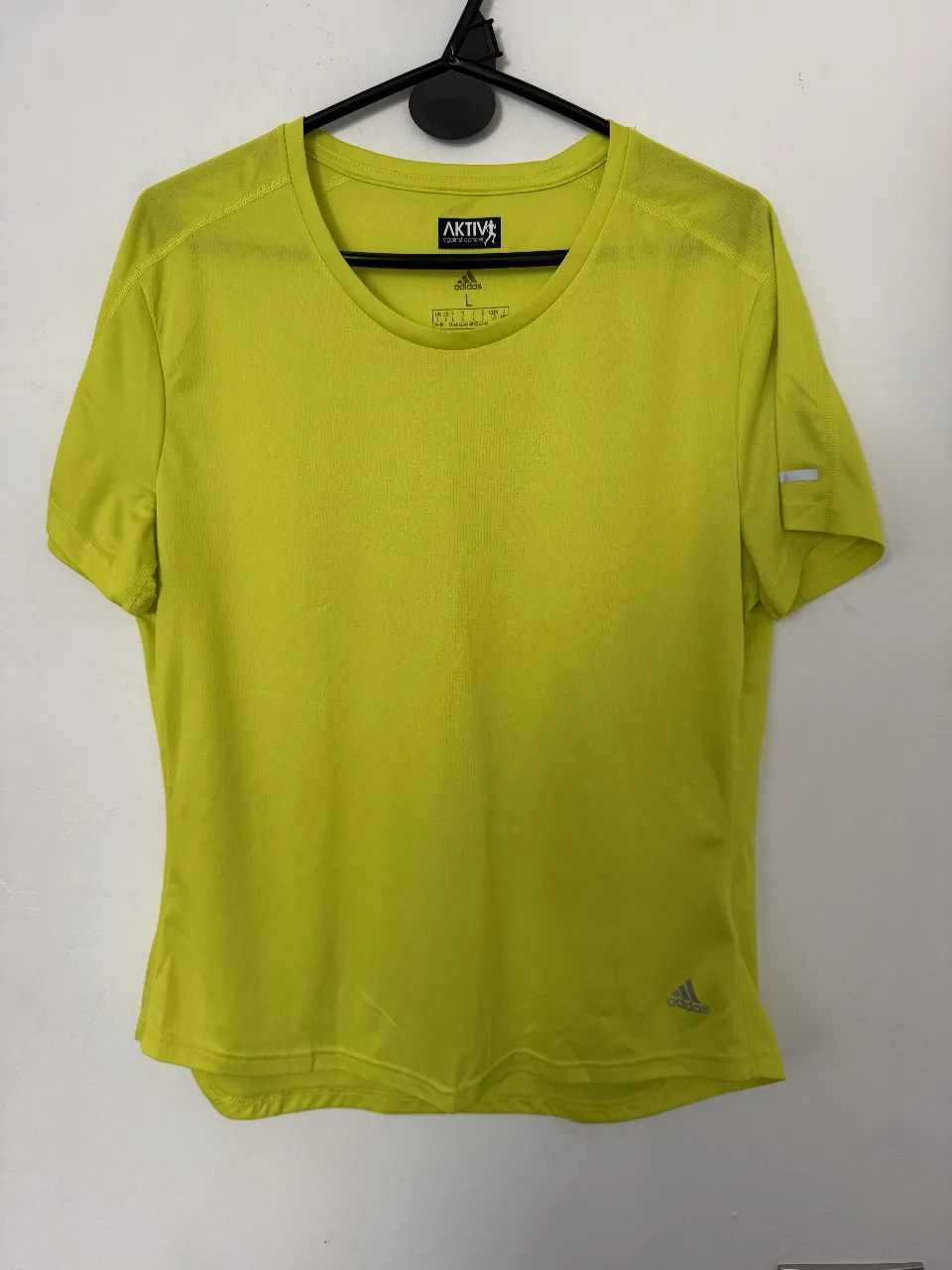 Remera deportiva Adidas Aktiv Against Cancer, color amarillo, manga corta, ideal para running y actividades al aire libre. Talle L.