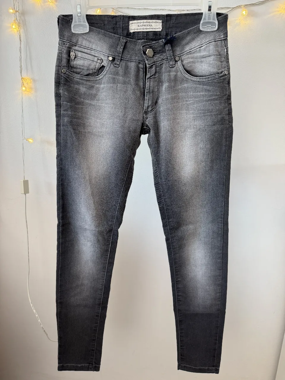 Jeans de mujer color gris oscuro, corte recto. Tiro medio. Marca Rapsodia. Ideal para un look casual y moderno.