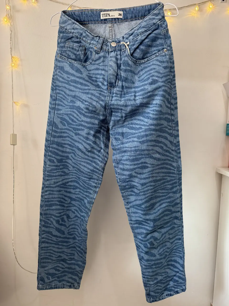 Jeans de mujer con estampado de cebra. Talle 26. Tiro medio. Marca TIPA denim.