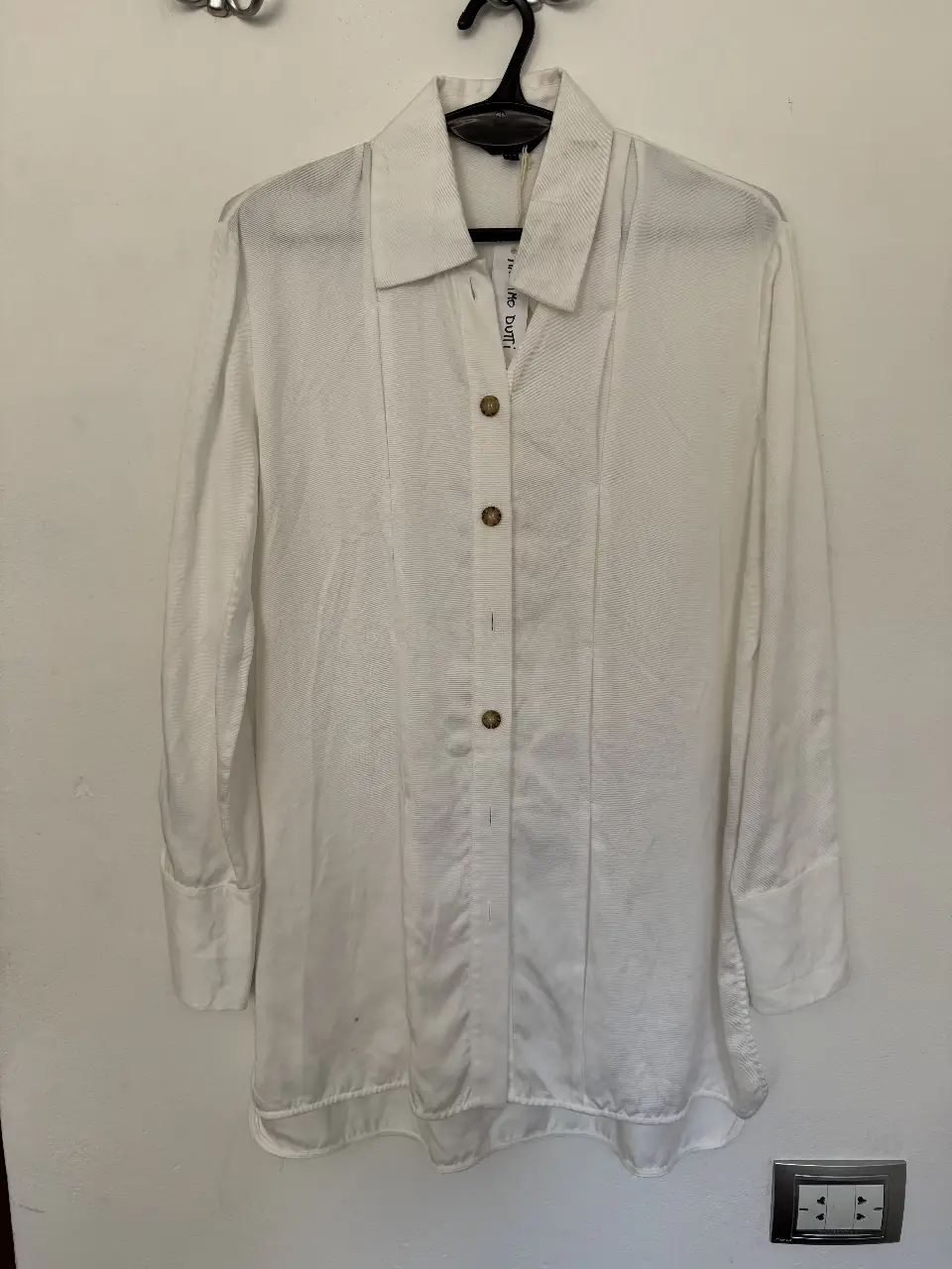 Camisa blanca de manga larga de la marca Massimo Dutti. Confeccionada en un tejido texturizado, presenta un diseño elegante con botones y detalles de costura. Ideal para un look sofisticado y versátil.