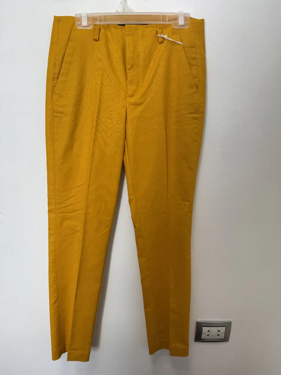 Pantalón sastrero amarillo de Zara Basic, talle 34 EUR, ideal para un look elegante y moderno. Confeccionado en un tejido de calidad, este pantalón ofrece un ajuste impecable y un estilo sofisticado. Perfecto para combinar con blusas o camisas.