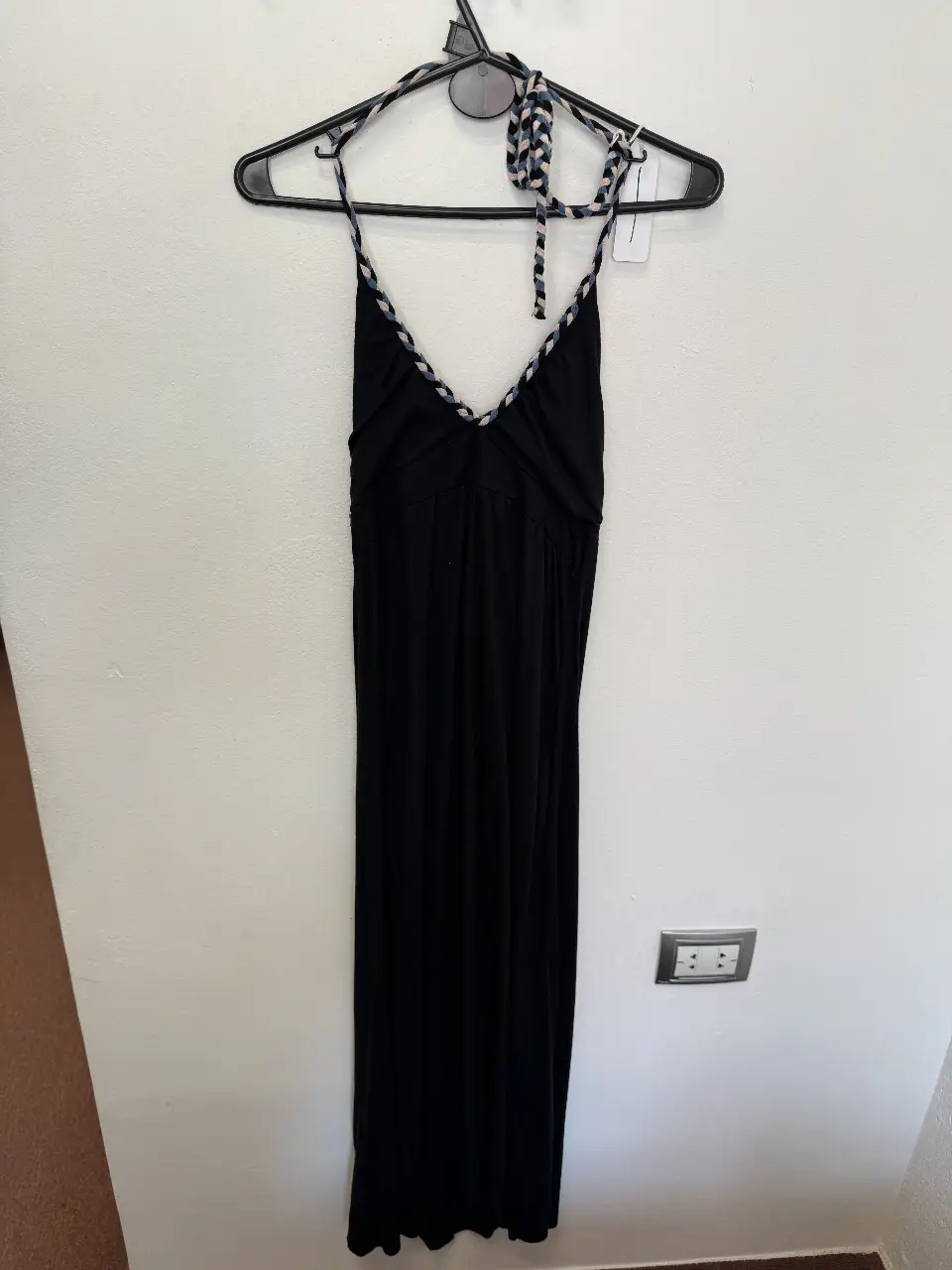 Vestido largo negro con tiras halter y detalle en el cuello. Ideal para un look elegante y fresco.