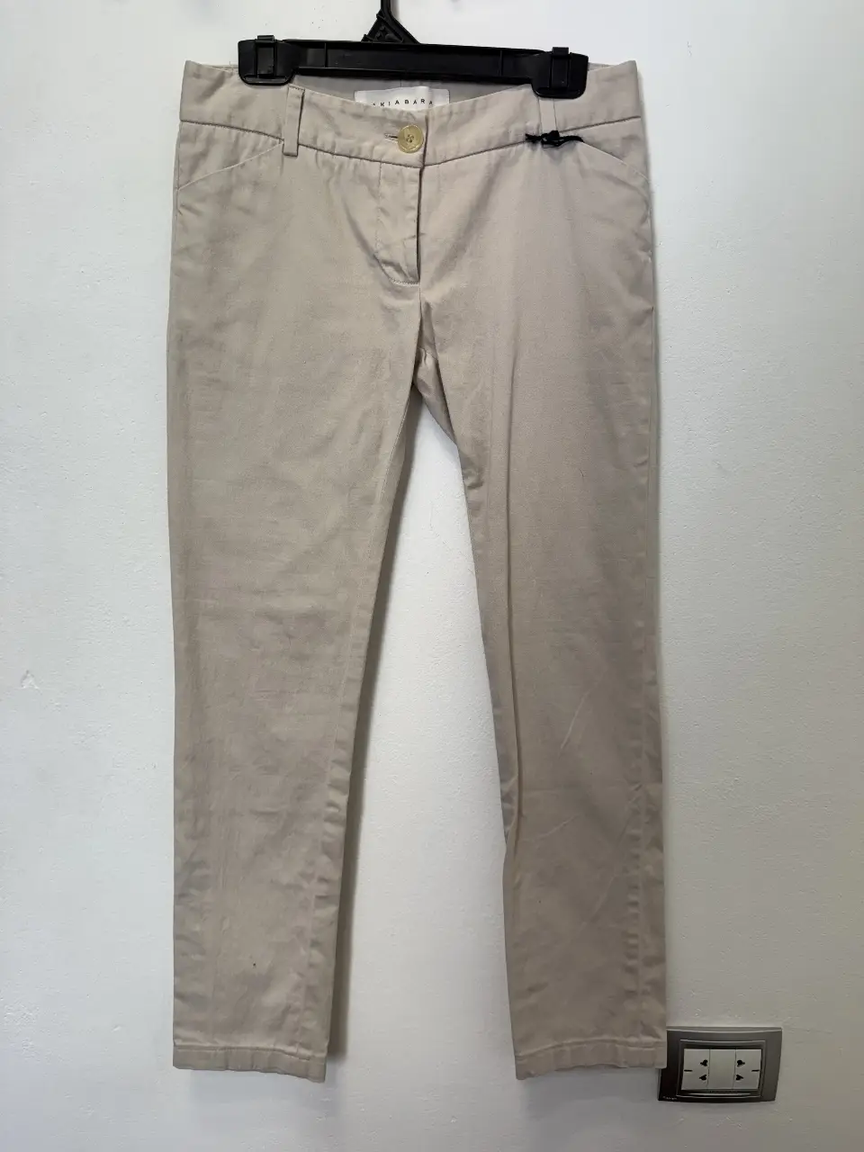 Pantalón sastrero color crudo de la marca Akiabara. Corte recto, ideal para un look casual o de trabajo.