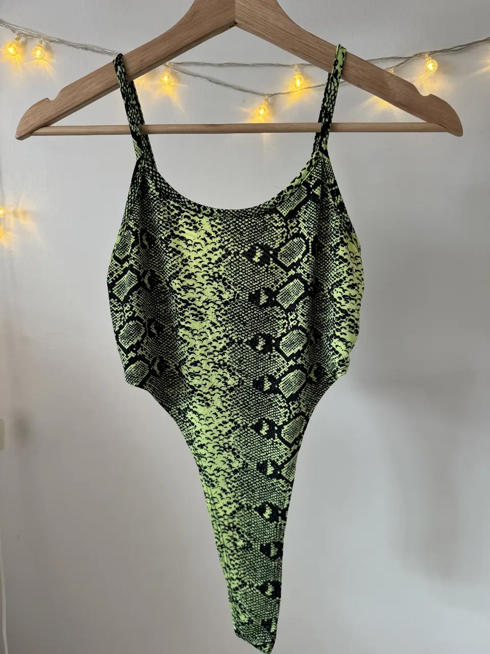Body de mujer con estampado de serpiente en tonos verde y negro. Ideal para un look audaz y moderno.