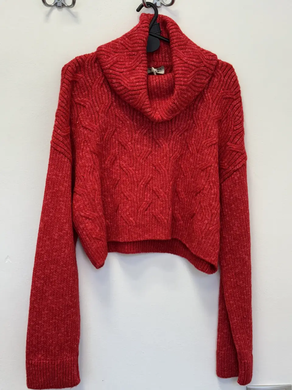 Sweater cropped de mujer, color rojo, con cuello alto y diseño tejido. Ideal para un look casual y abrigado en invierno.