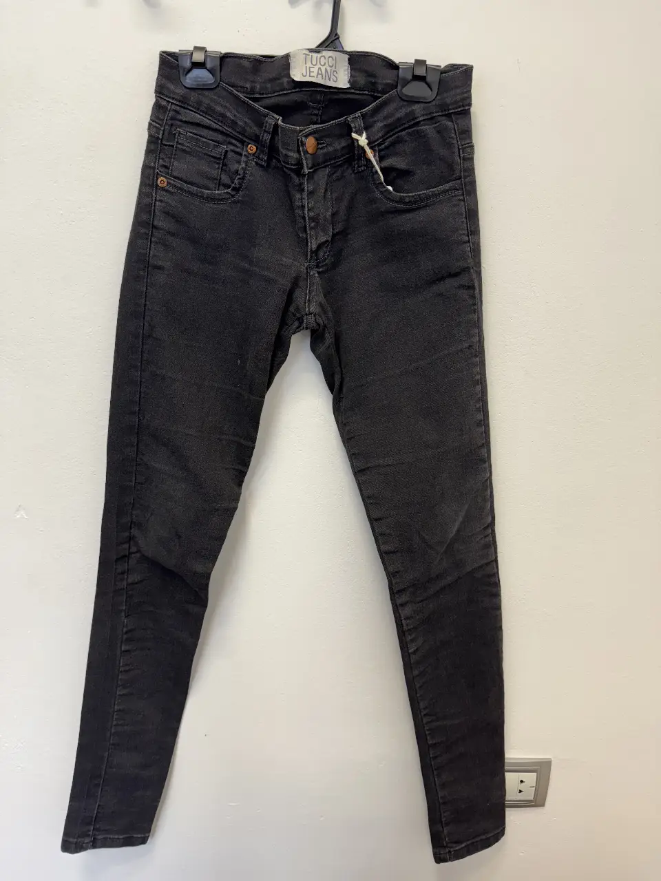 Jeans negro de corte recto, ideal para un look casual y versátil. Confeccionado en tela de jean resistente, este pantalón es perfecto para el día a día. Un clásico que no puede faltar en tu guardarropa.