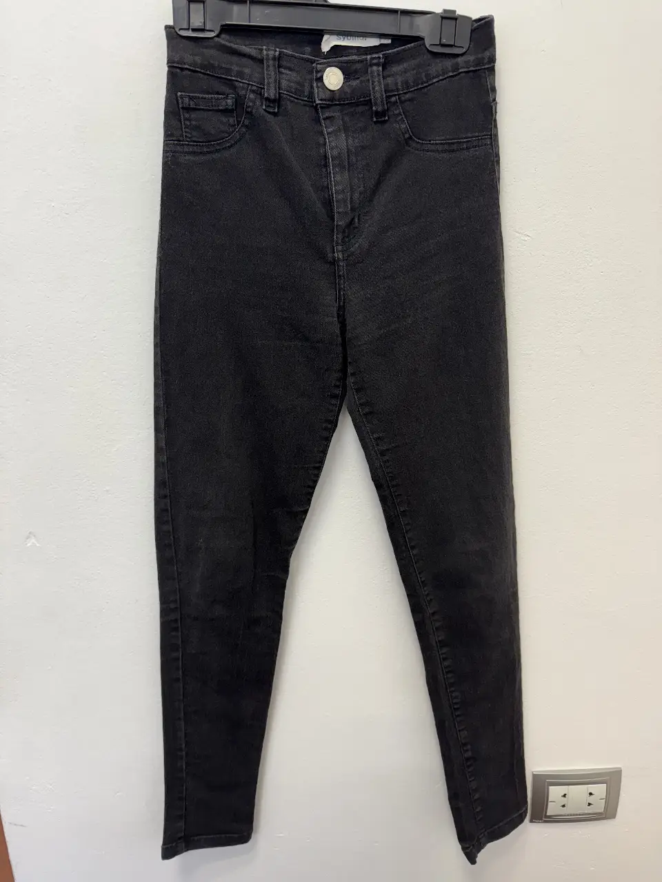 Jeans de mujer tiro alto, color negro, corte recto. Ideal para un look casual y versátil.