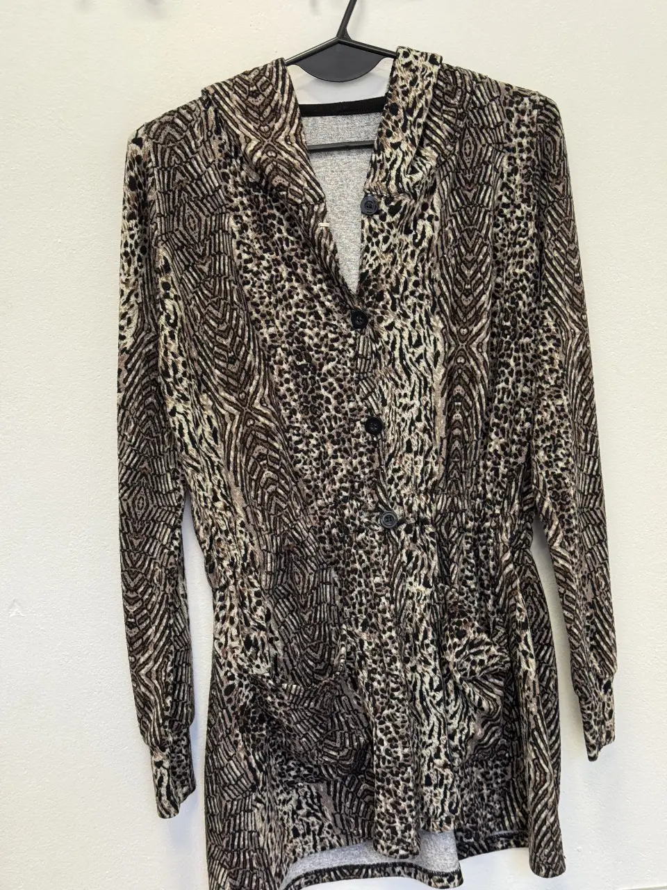 campera larga con estampado animal print. Ideal para un look casual y canchero. Confeccionada en un tejido suave y cómodo, esta campera es perfecta para el día a día.