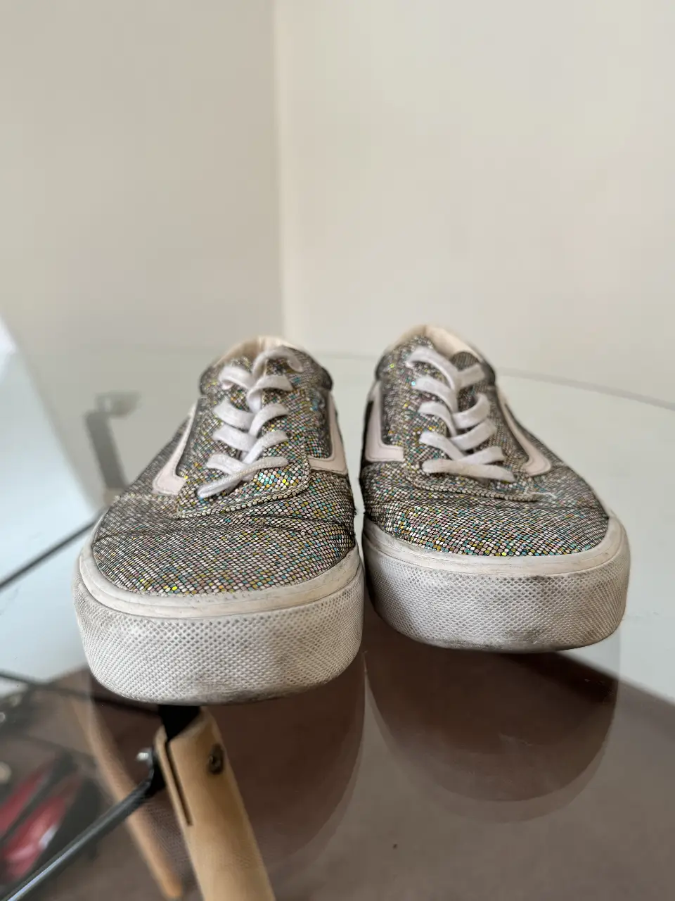 Zapatillas Vans con diseño brillante multicolor. Ideales para un look casual y moderno.