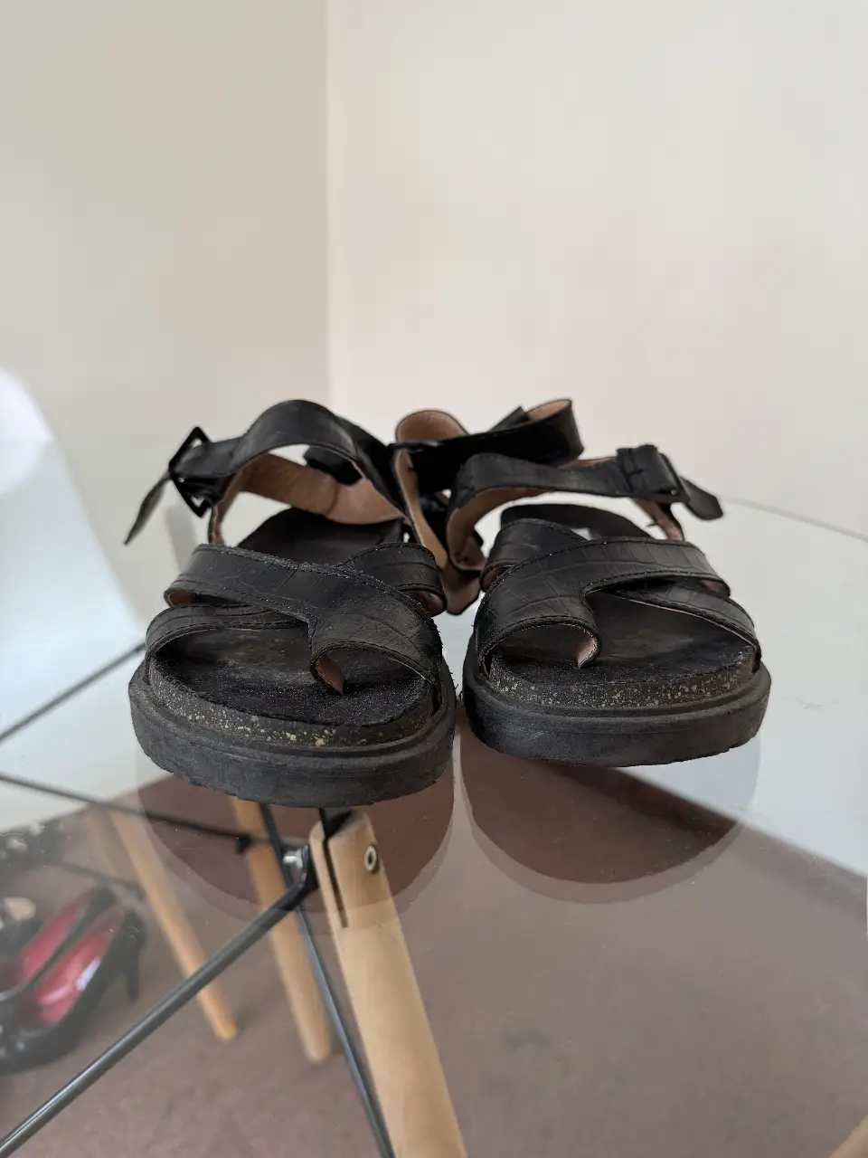 Sandalias negras de cuero con diseño de tiras cruzadas y hebillas ajustables. Ideales para un look casual y cómodo.
