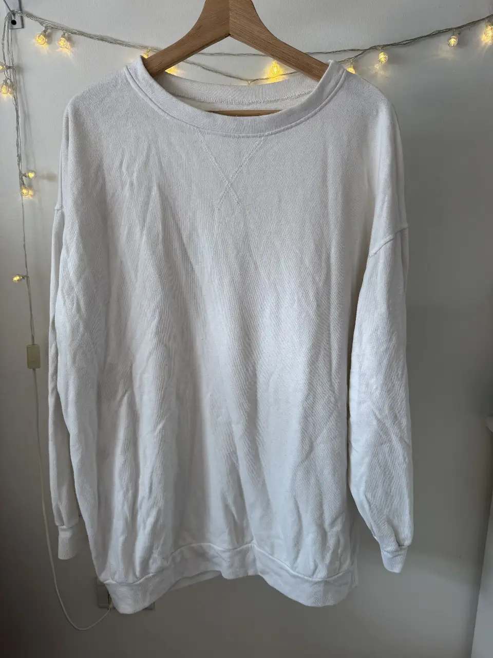Buzo de cuello redondo, color blanco, ideal para un look casual y cómodo. Perfecto para usar en cualquier ocasión.