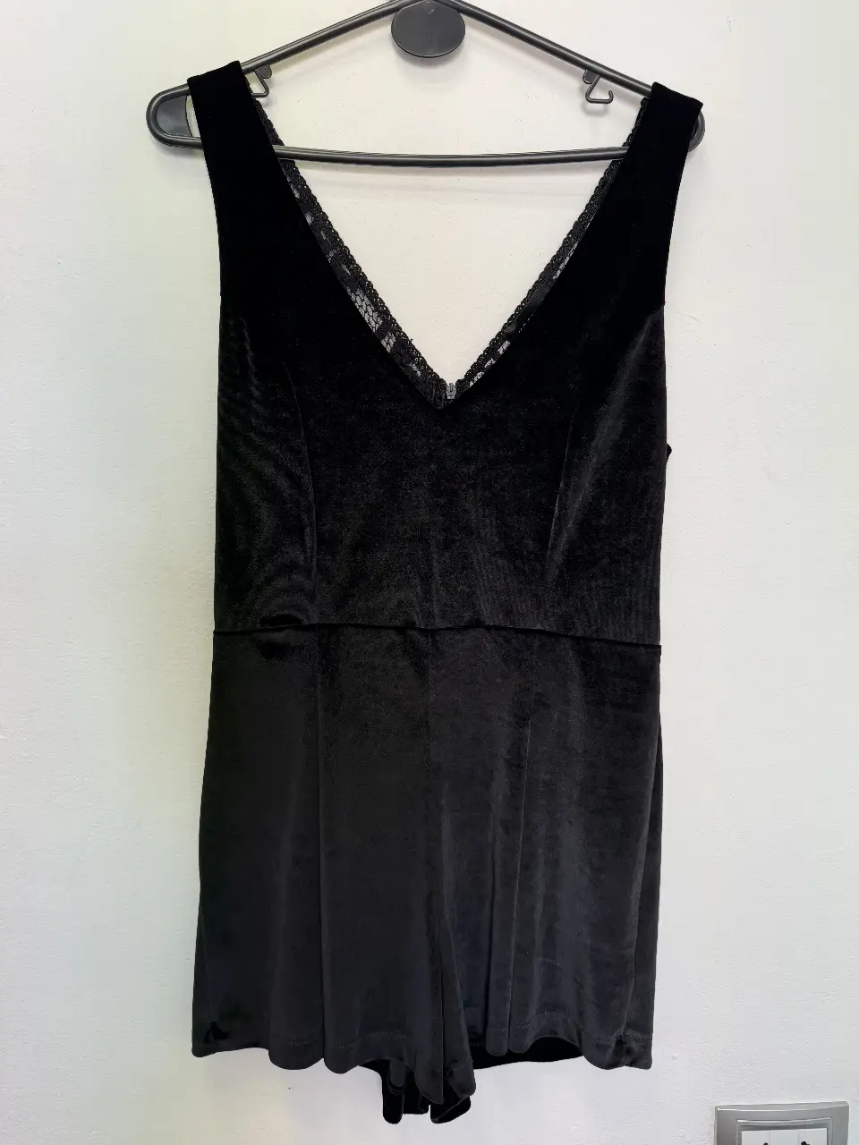 Mono corto de terciopelo negro con escote en V y detalles de encaje. Ideal para una fiesta o salida.