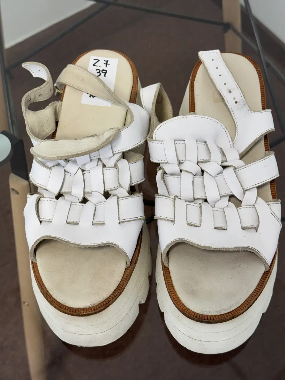 Sandalias blancas con plataforma y diseño trenzado en la parte superior. Ideales para un look moderno y cómodo.