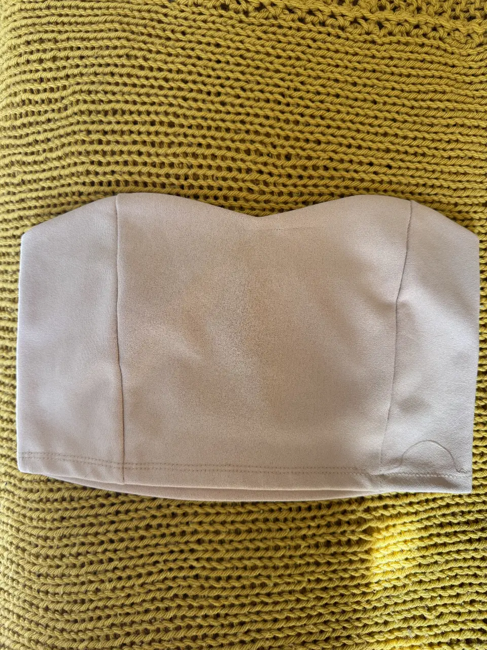 Top strapless de color crudo, ideal para combinar con diferentes outfits. Perfecto para un look casual o para una salida.