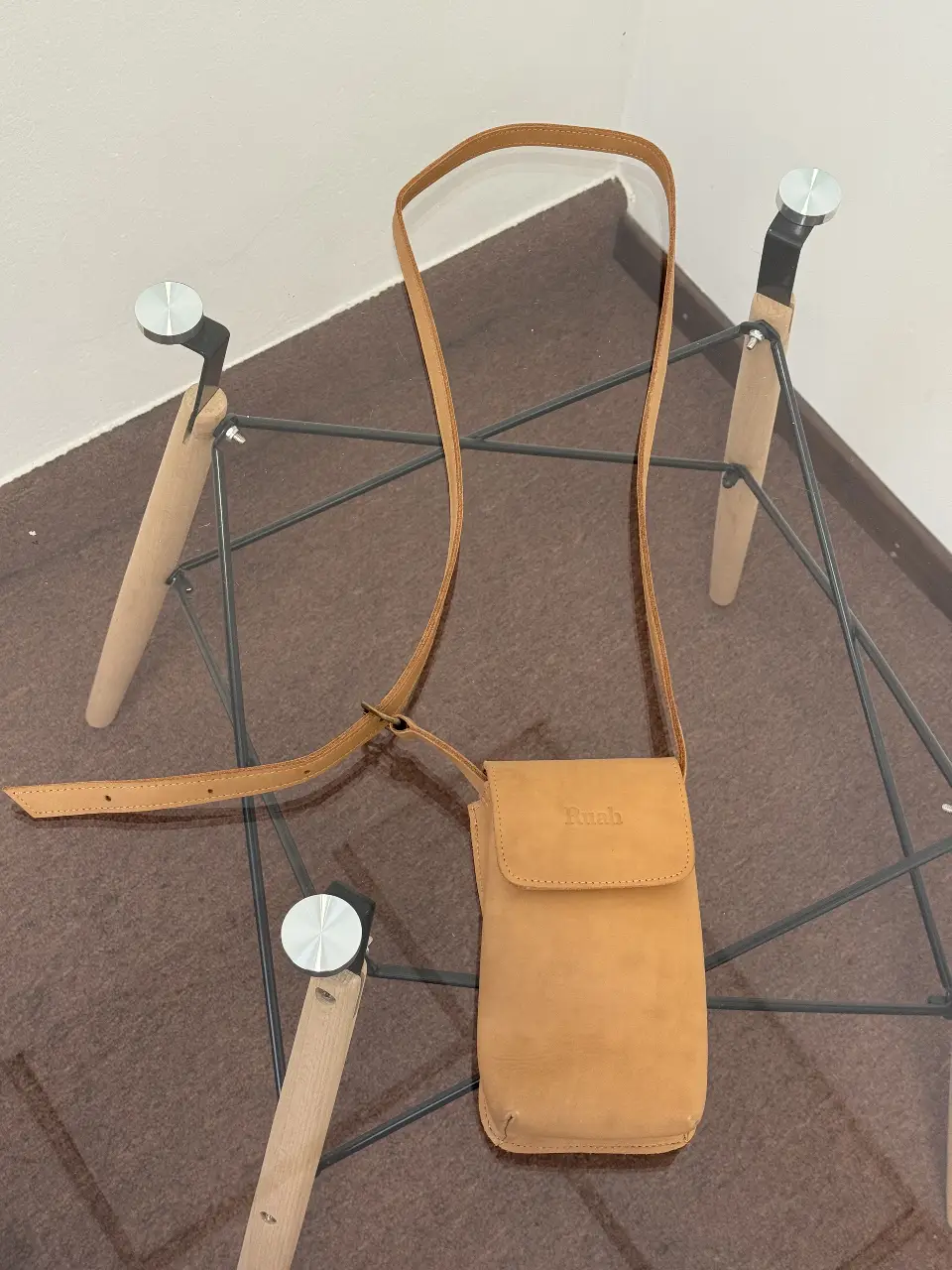 Bandolera de cuero color marrón claro con solapa y correa ajustable. Ideal para llevar lo esencial con estilo y comodidad. Perfecta para un look casual y moderno.