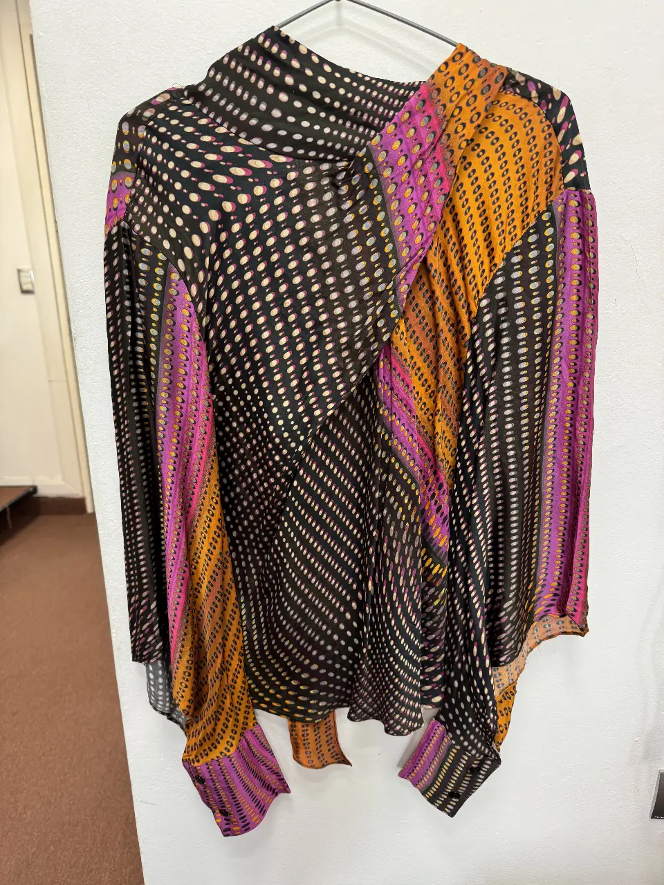 Blusa estampada de Zara con pollera haciendo conjunto, con diseño abstracto en tonos naranja, rosa y negro. Ideal para un look moderno y sofisticado.
