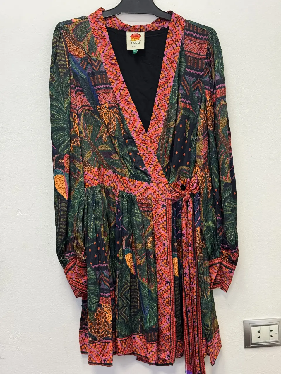 Vestido largo de la marca Farm, con estampado floral y diseño envolvente. Ideal para un look bohemio y elegante.