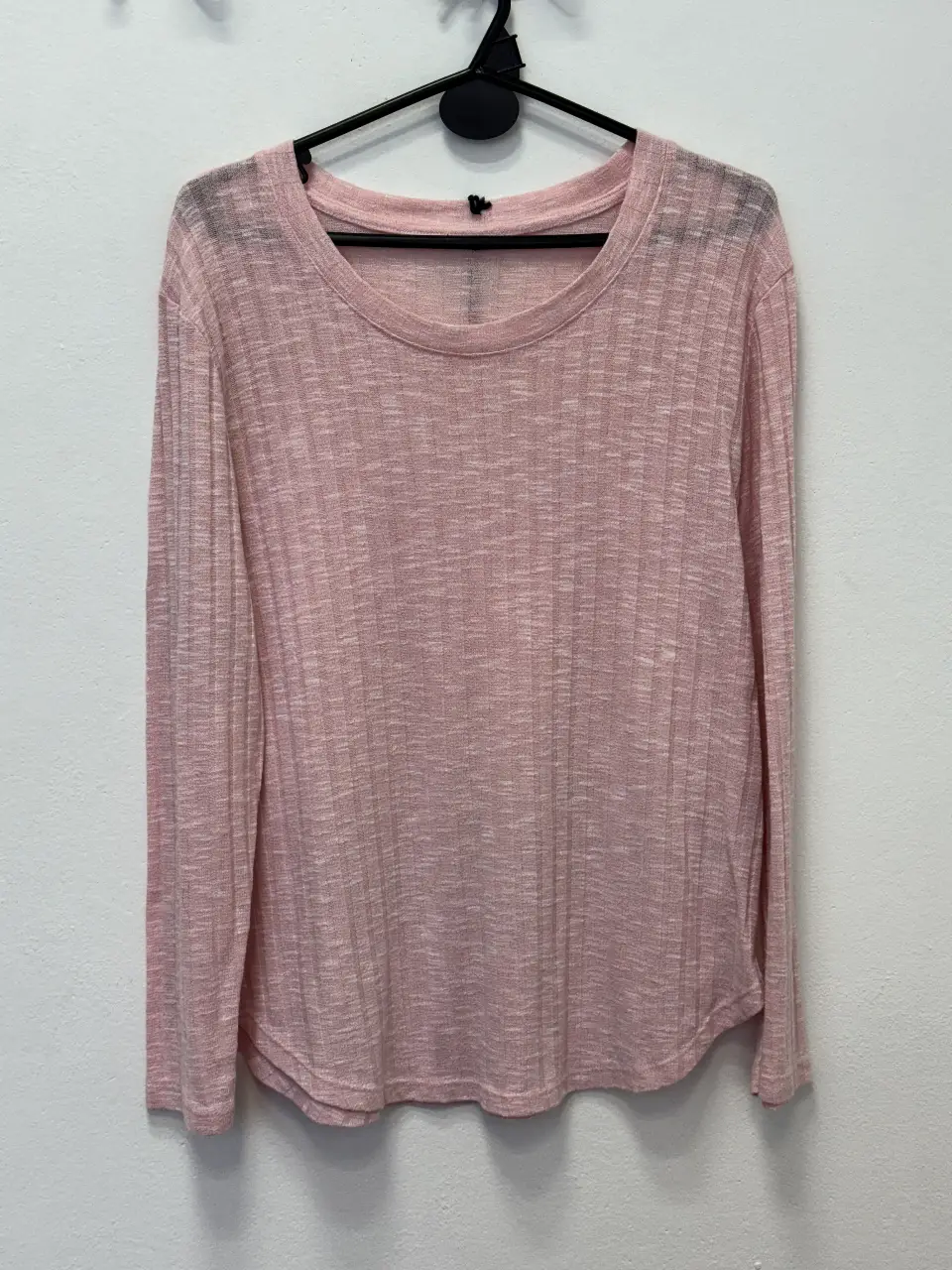 Remera de manga larga para mujer, de color rosa, con textura acanalada. Ideal para un look casual y cómodo.