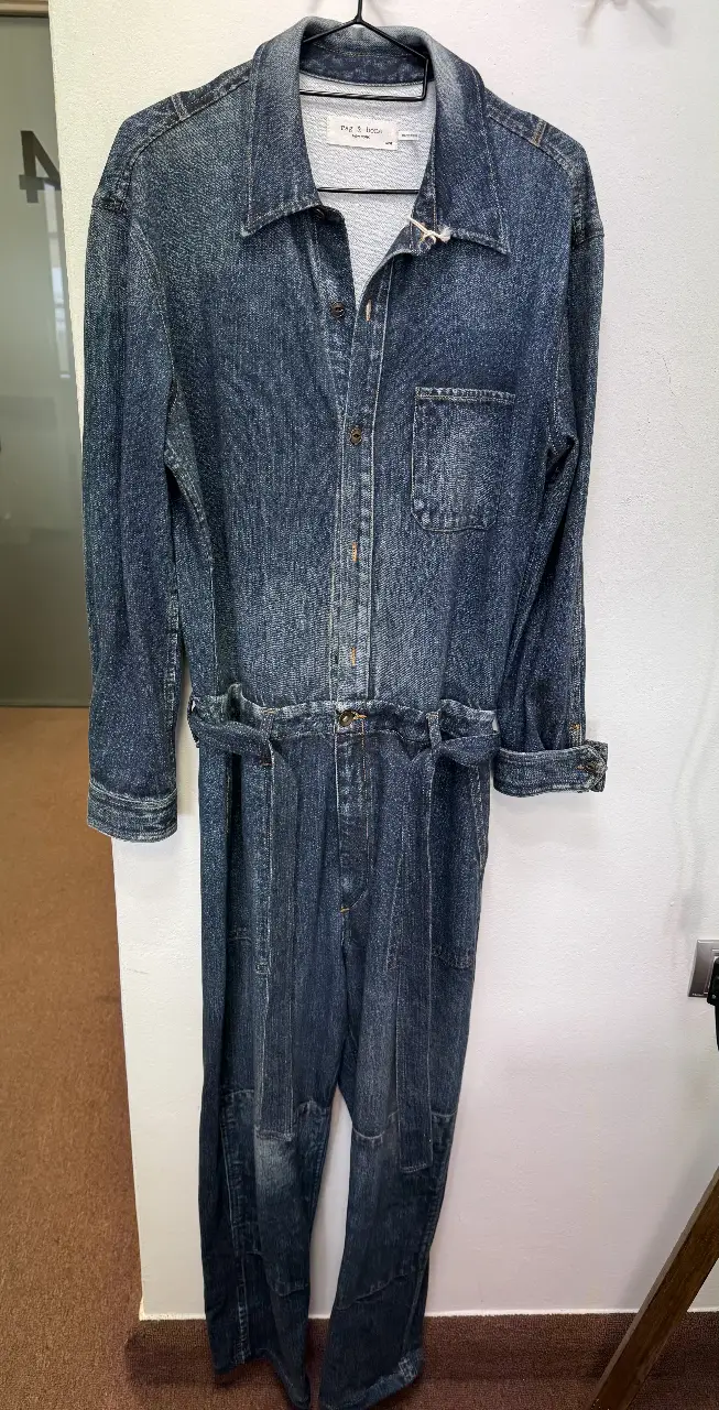 Mono largo de jean azul de la marca Rag & Bone, con mangas largas y cinturón. Ideal para un look casual y moderno.