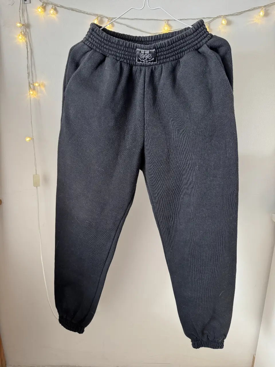 Pantalón de jogging negro, con cintura elastizada y puños en los tobillos. Ideal para un look cómodo y urbano.