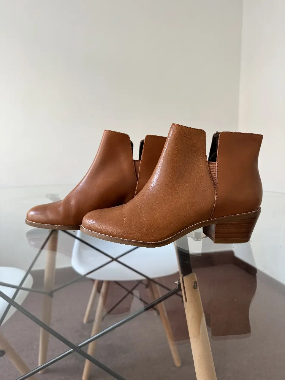 Botines de cuero marrón de la marca Cole Haan, ideales para un look casual y elegante. Con un diseño clásico y atemporal, estos botines son perfectos para cualquier ocasión.